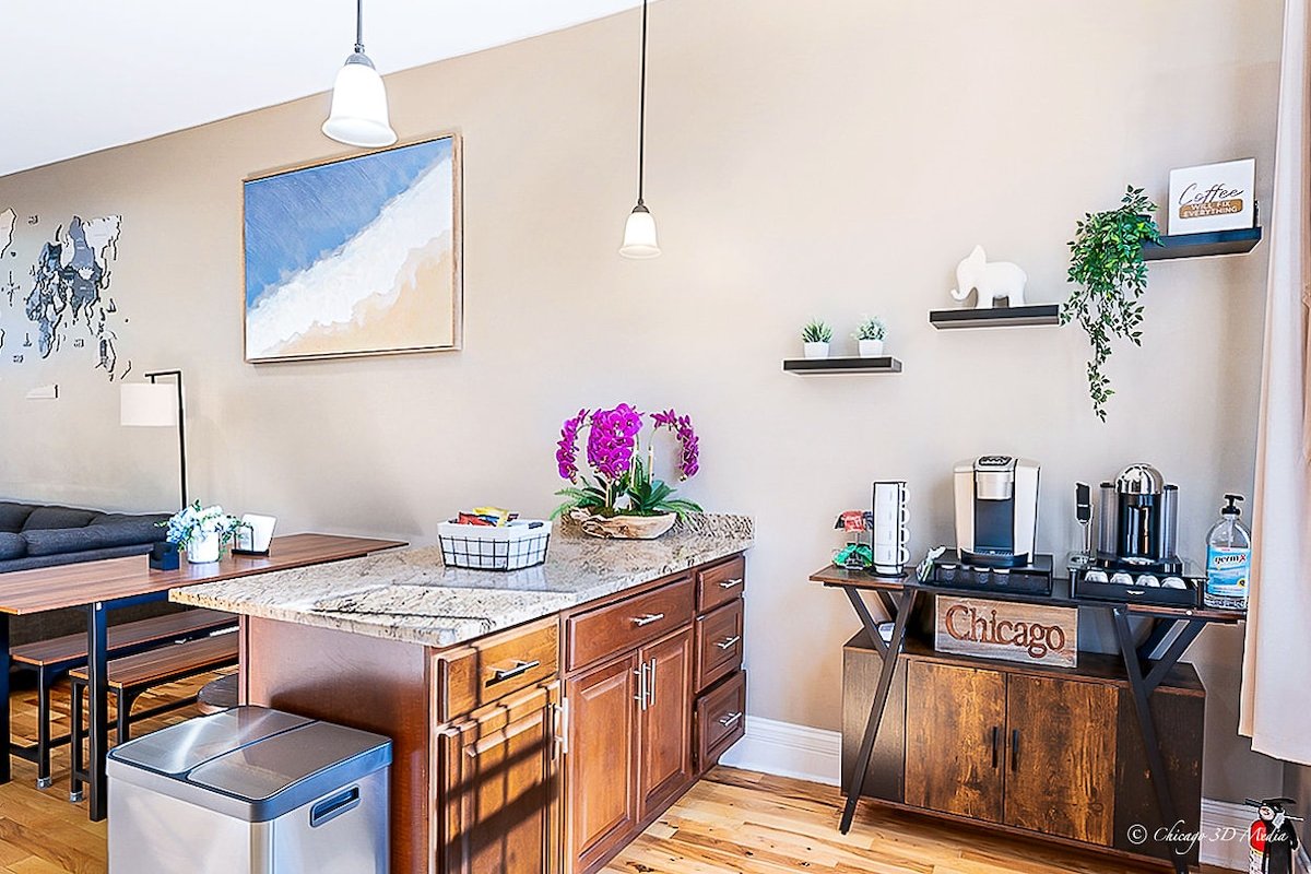 Spacious 5 BR / King Beds / Private Deck + Parking gallery image 5