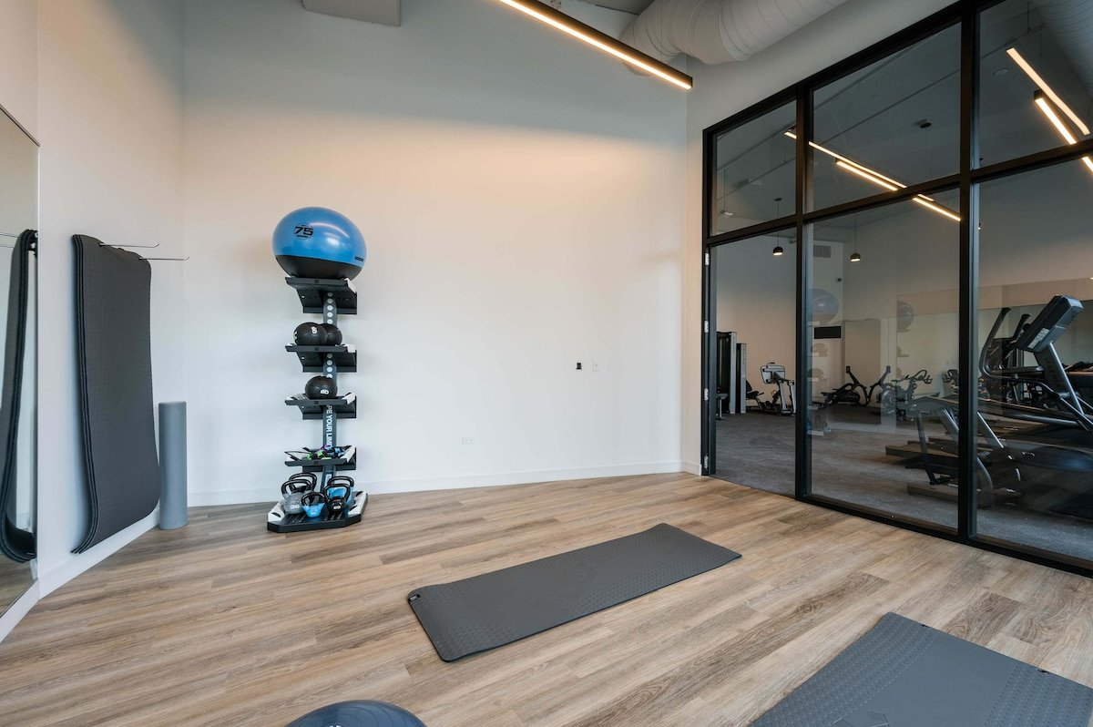 Lincoln Park 4BR, Easy Group Trip, Sleeps 8 gallery image 4