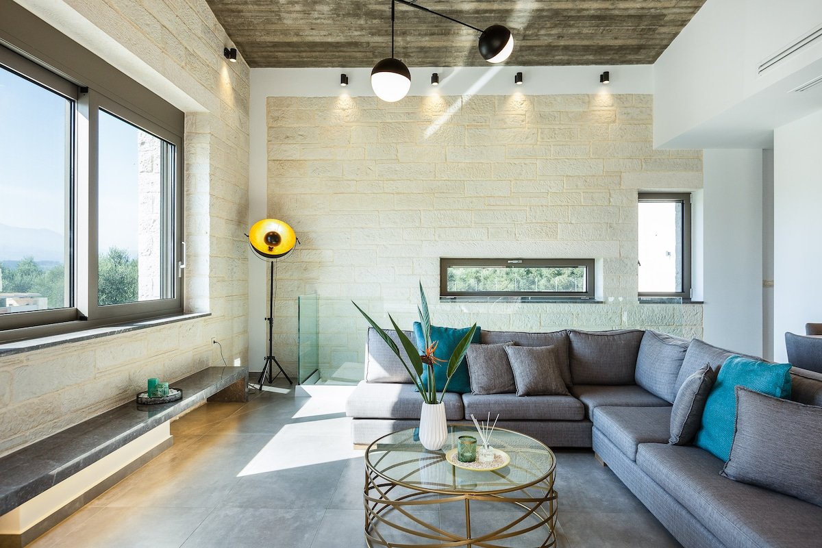 VIP Villa Aori mountain view & private heated pool gallery image 4