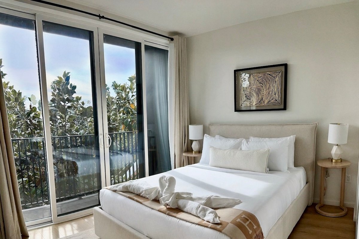 Hollywood View Home | Spacious, Bright & Private gallery image 4