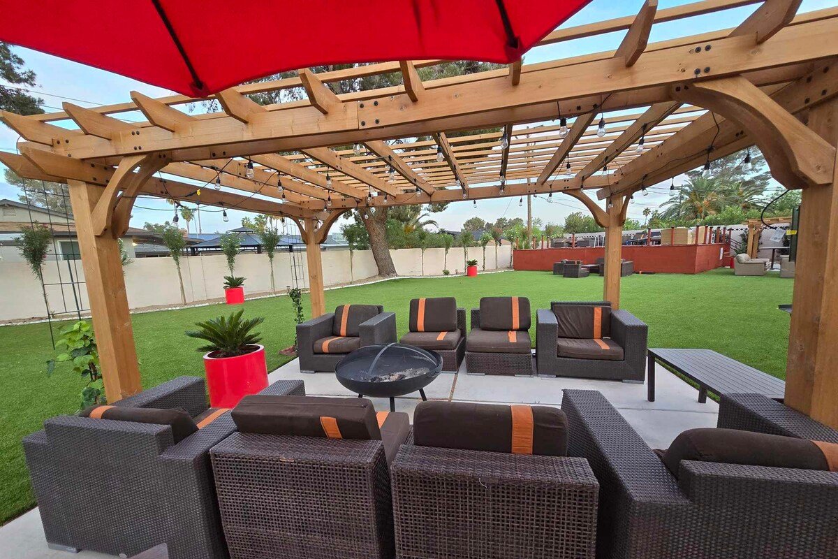 Vegas 7BR Retreat Once Home to a Magician gallery image 3