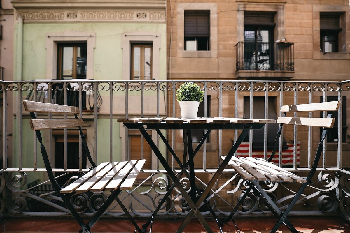 La Rambla- Catalonia Square Apt 4BD-2BTH gallery image 2