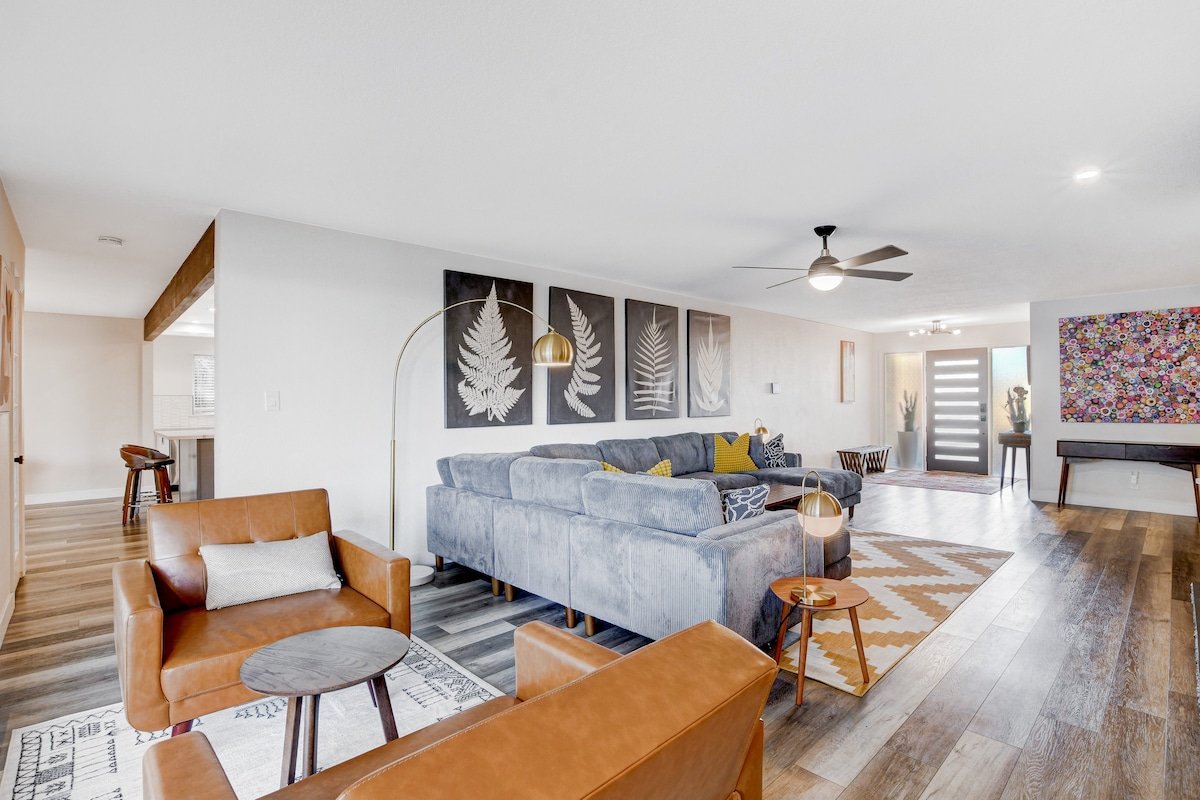 Mid-century Home near Strip/Downtown w/Heated Pool gallery image 5