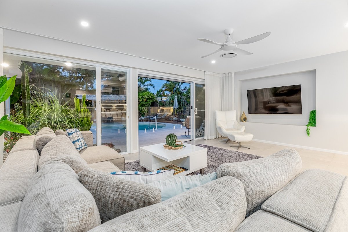 Luxury Oasis with Private Spa & Pool Retreat gallery image 4