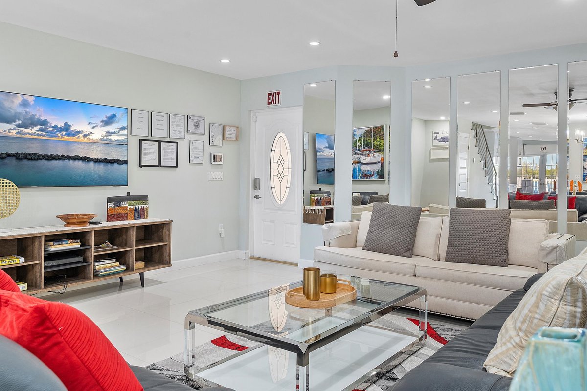 Hollywood 2BR 2.5BA Townhome Steps from the Beach