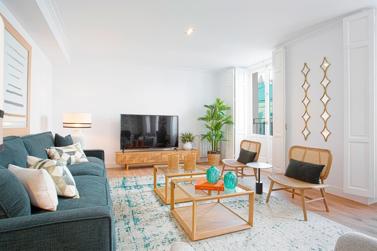 Elegant apartment near Museum Thyssen. Madrazo IV gallery image 4