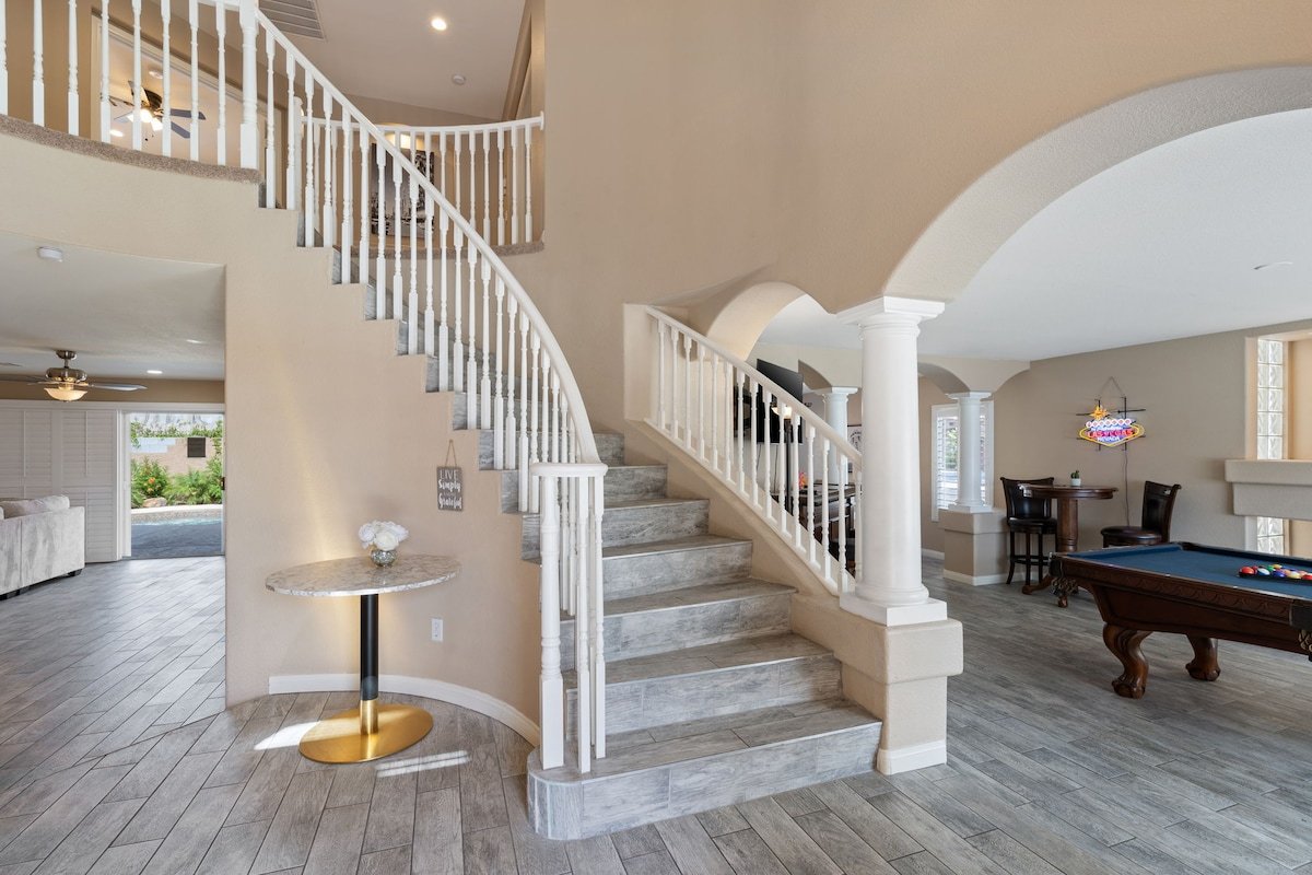 Newly updated! Licensed, Superhost, sleeps 12! gallery image 3