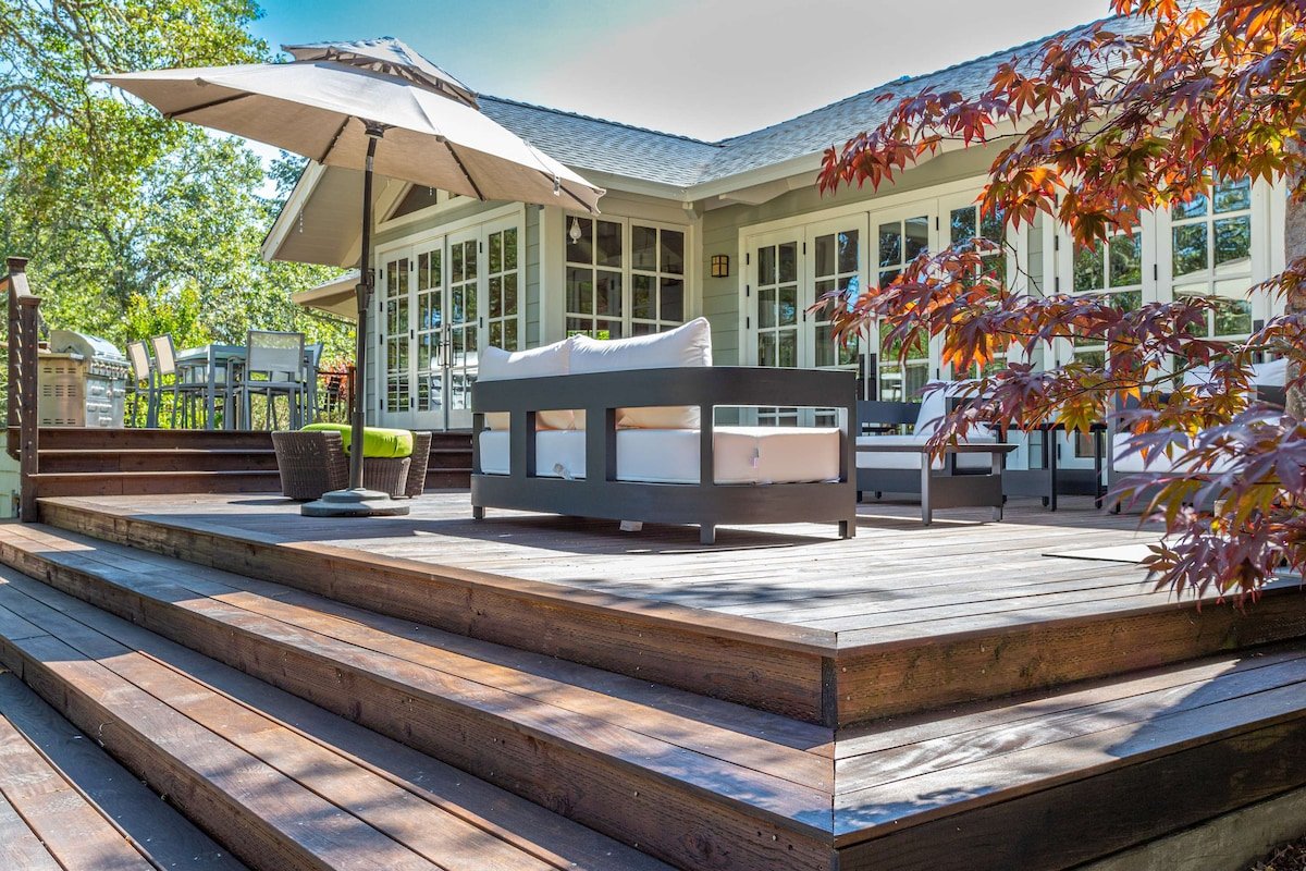 10 Acre Estate with Views, Teahouse, and Picklebal