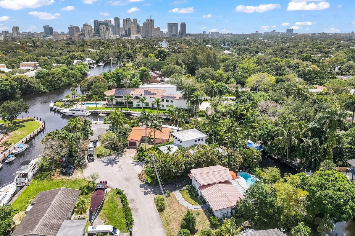 Retreat @Sailboat Bend-Heated Pool-BBQ-100ft Dock gallery image 3