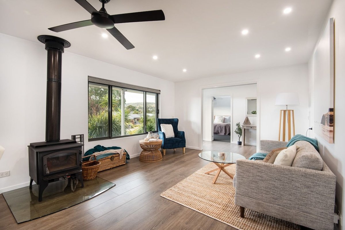 Waterfall Gully Retreat with Gas heated Pool gallery image 4