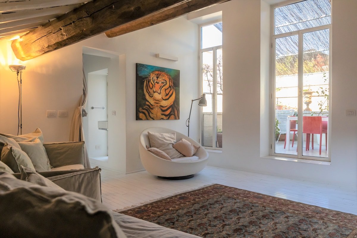 Pantheon White Penthouse gallery image 5