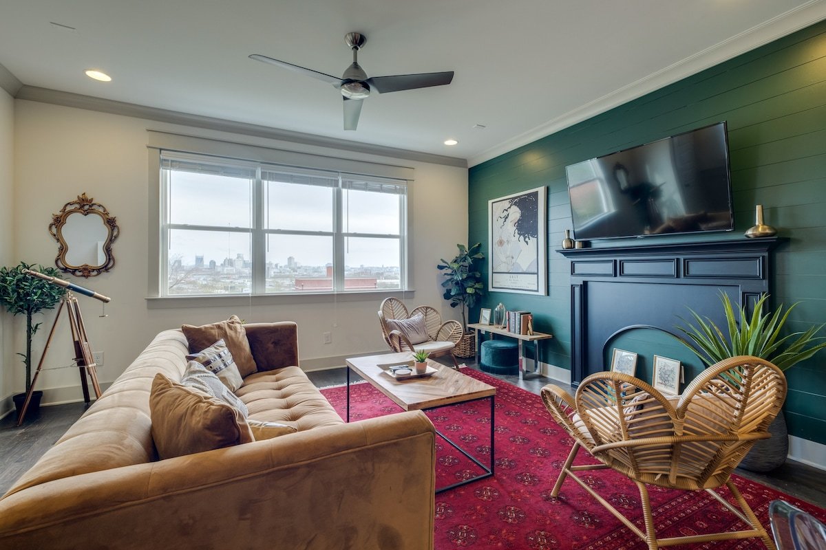 Skyline Stunner | Mins to DT, Hot Tub, Fire Pit! gallery image 3