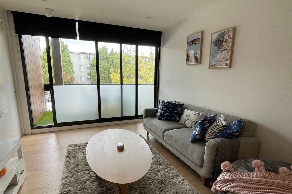 Modern quiet apartment in St Kilda gallery image 2