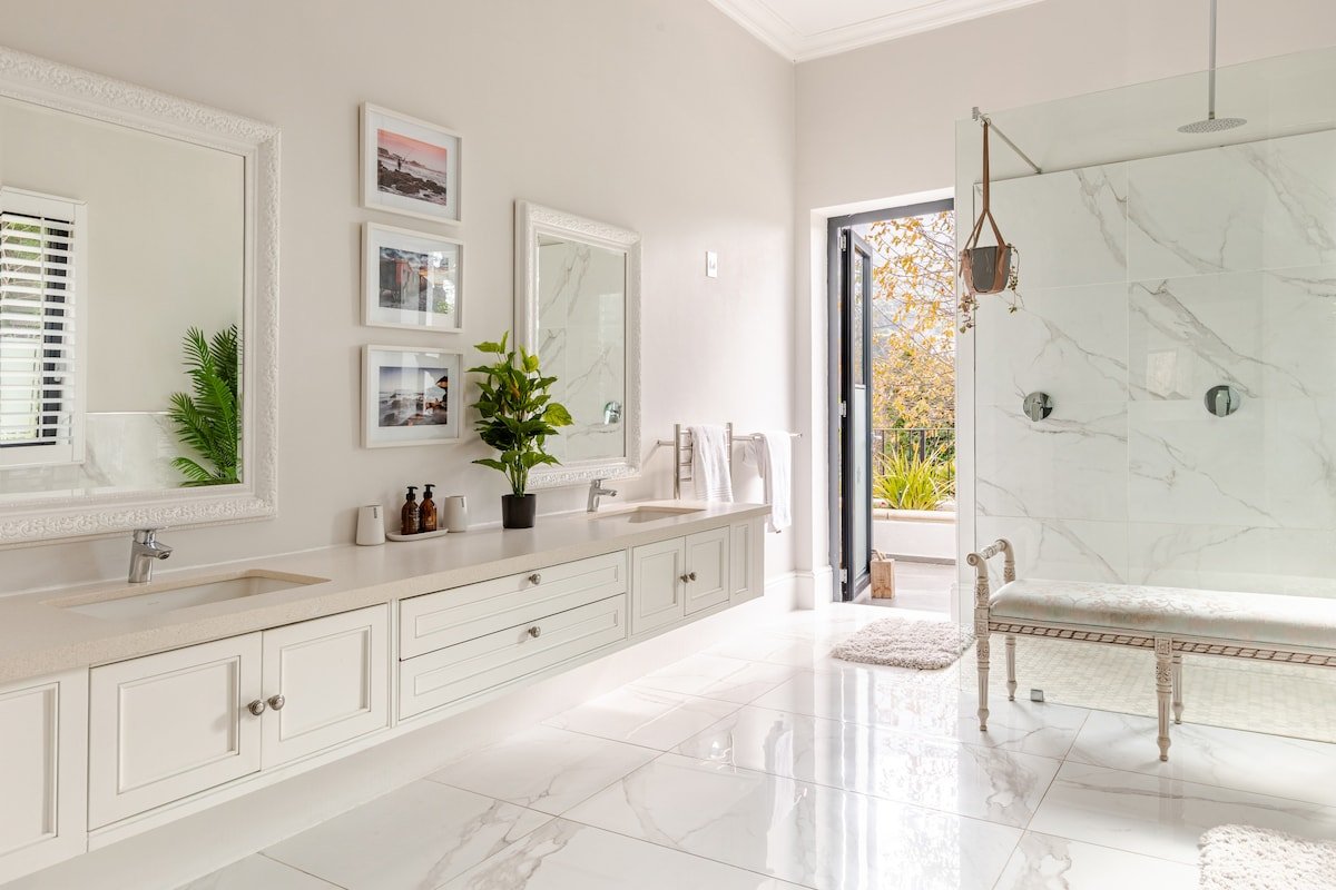 Luxurious 5-Bedroom Villa in Bishopscourt gallery image 3