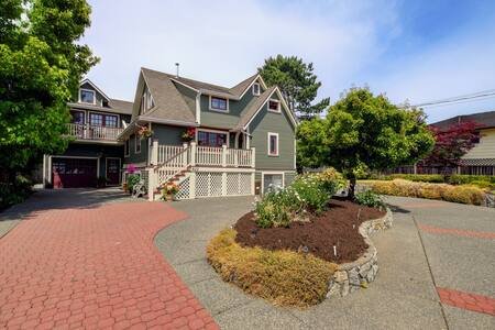 Character Stay across Swan Lake Nature Sanctuary gallery image 4