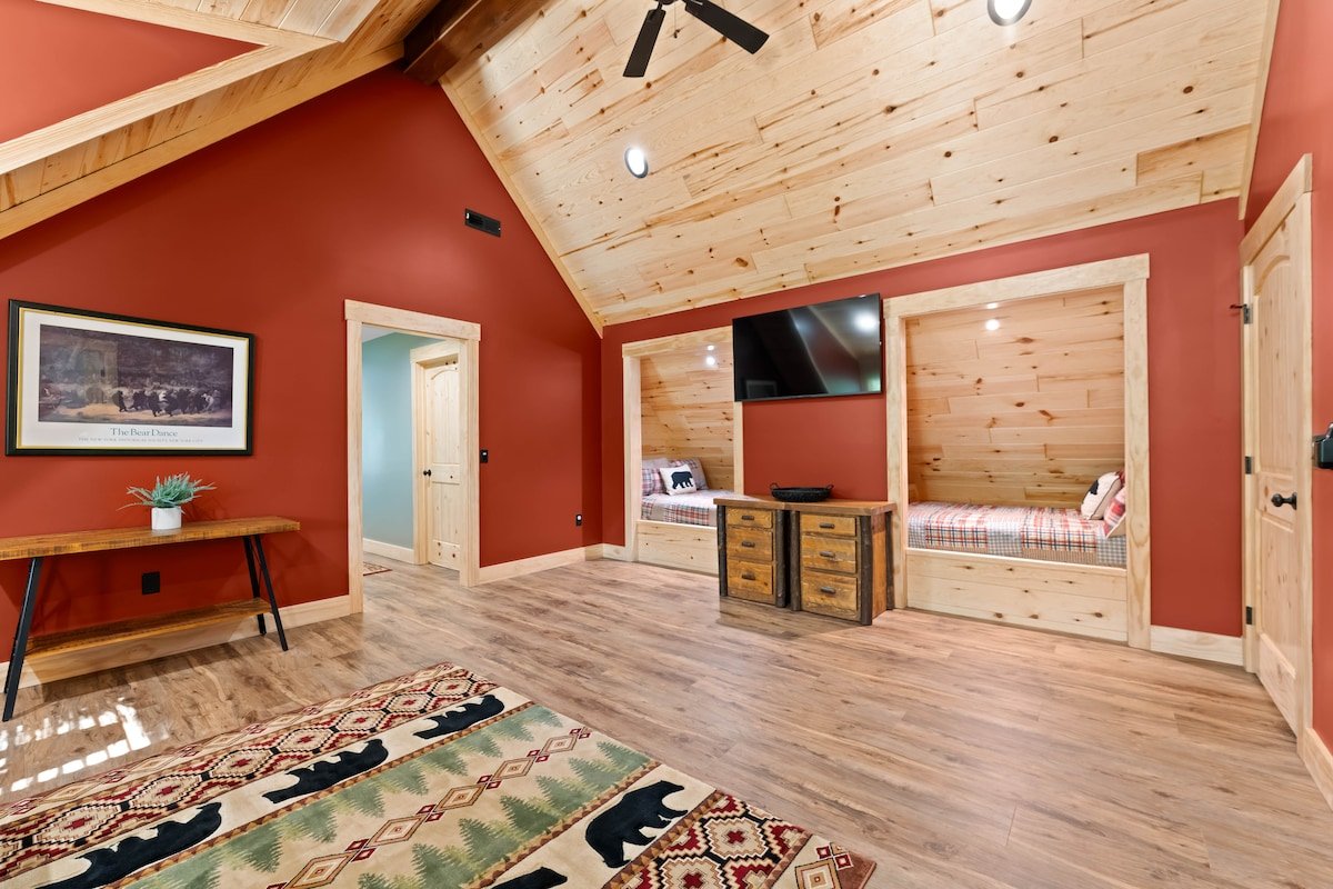 Sleeps 20 | Lakefront Retreat • Pool, Spa, Theatre gallery image 3