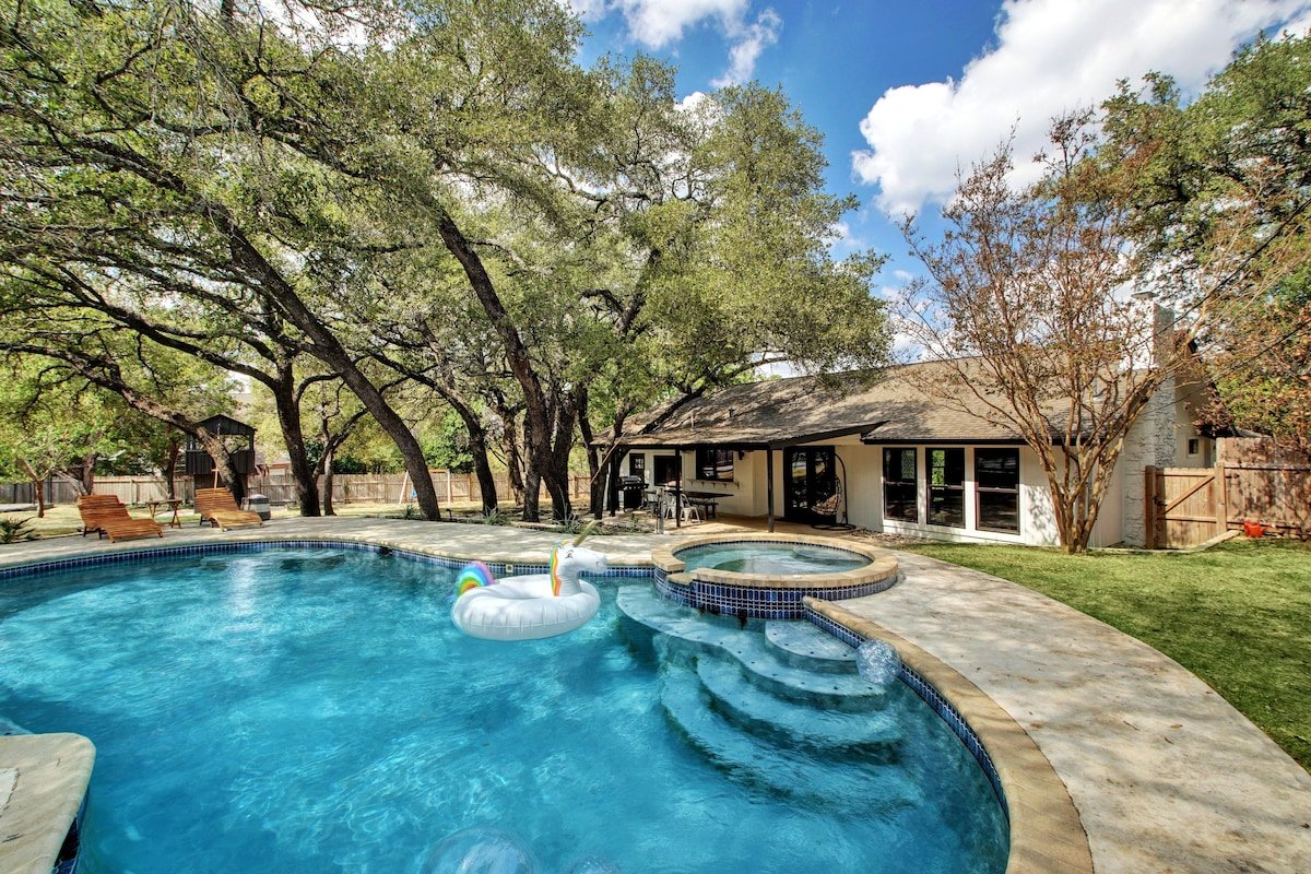 Austin Oasis: Pool, Pickleball, Hot Tub, Sleeps 10 gallery image 2