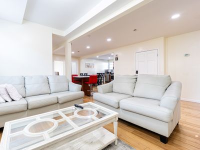 Prime Spot- 15 Mins to JFK/LGA & 5 mins to Subway!