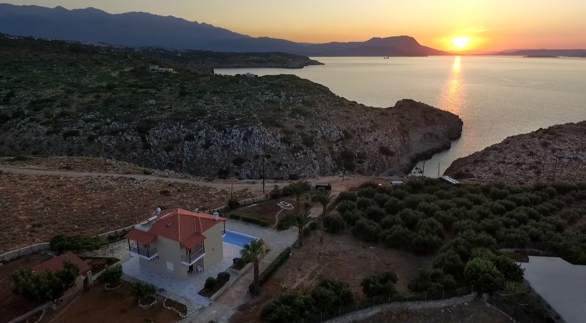 100mt to the Beach * Stunning Sunset* Full Privacy gallery image 2