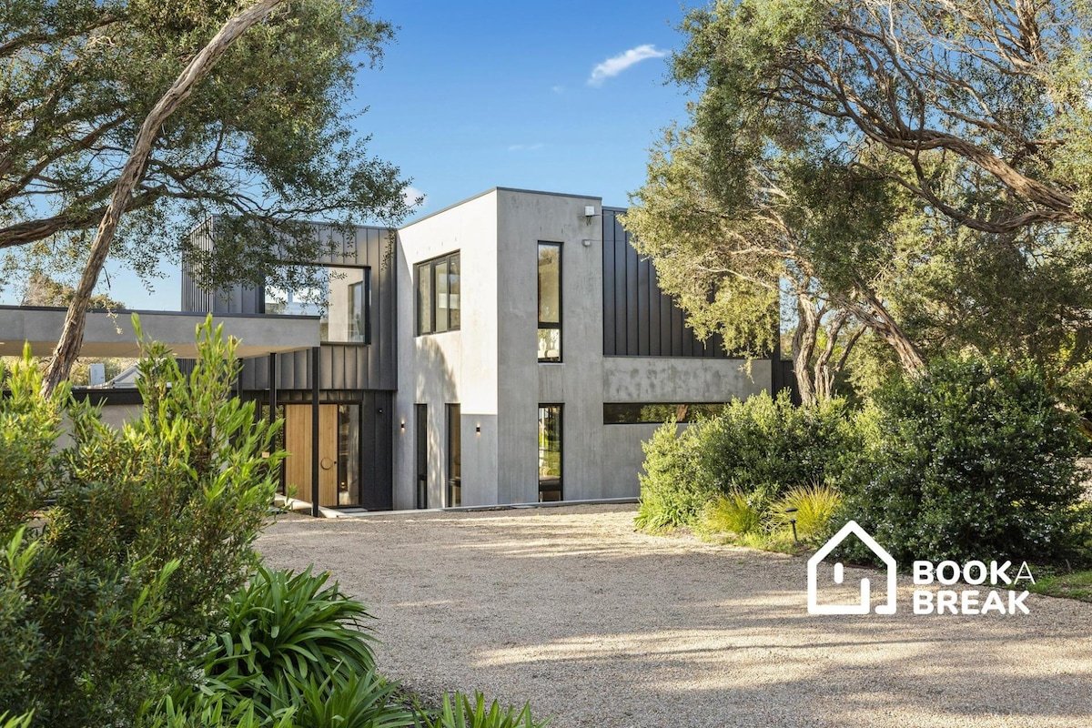 Cambridge Gardens – Luxury with Pool & Heated Spa gallery image 4