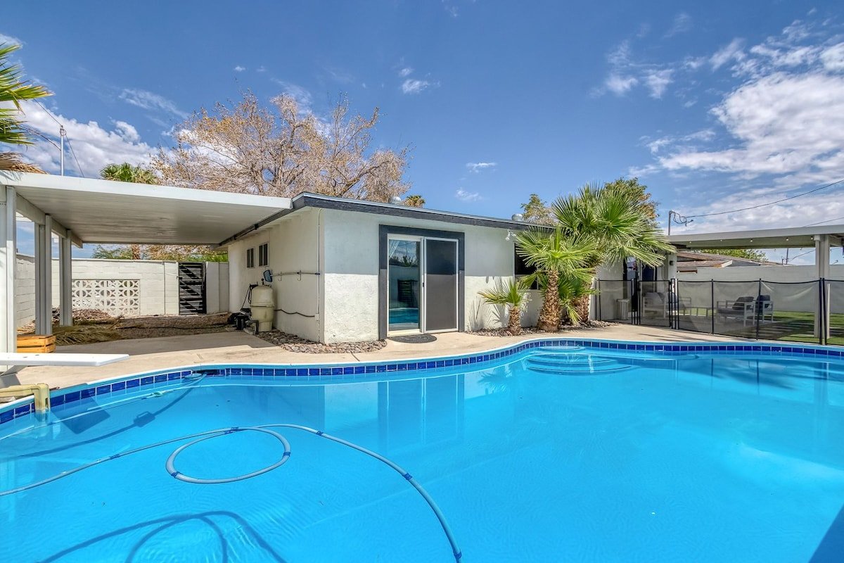 Getaway D Villa in Vegas w Pool n BBQ gallery image 4