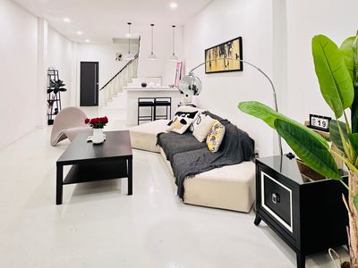 预定4晚免费接机/Silom/BTS步行7分钟/门口711便利店/卧室均带独立卫生间/最多可住13人