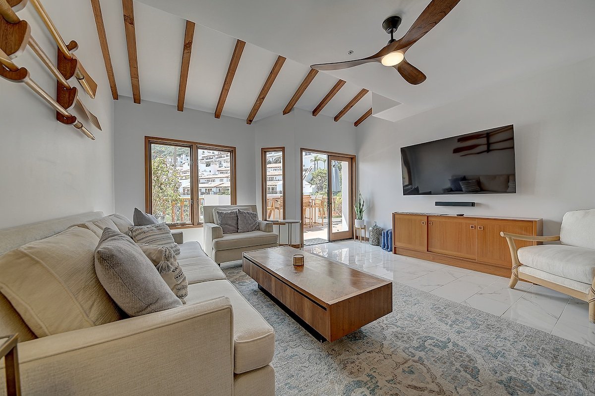 Hamilton Cove “Island Escape” gallery image 2