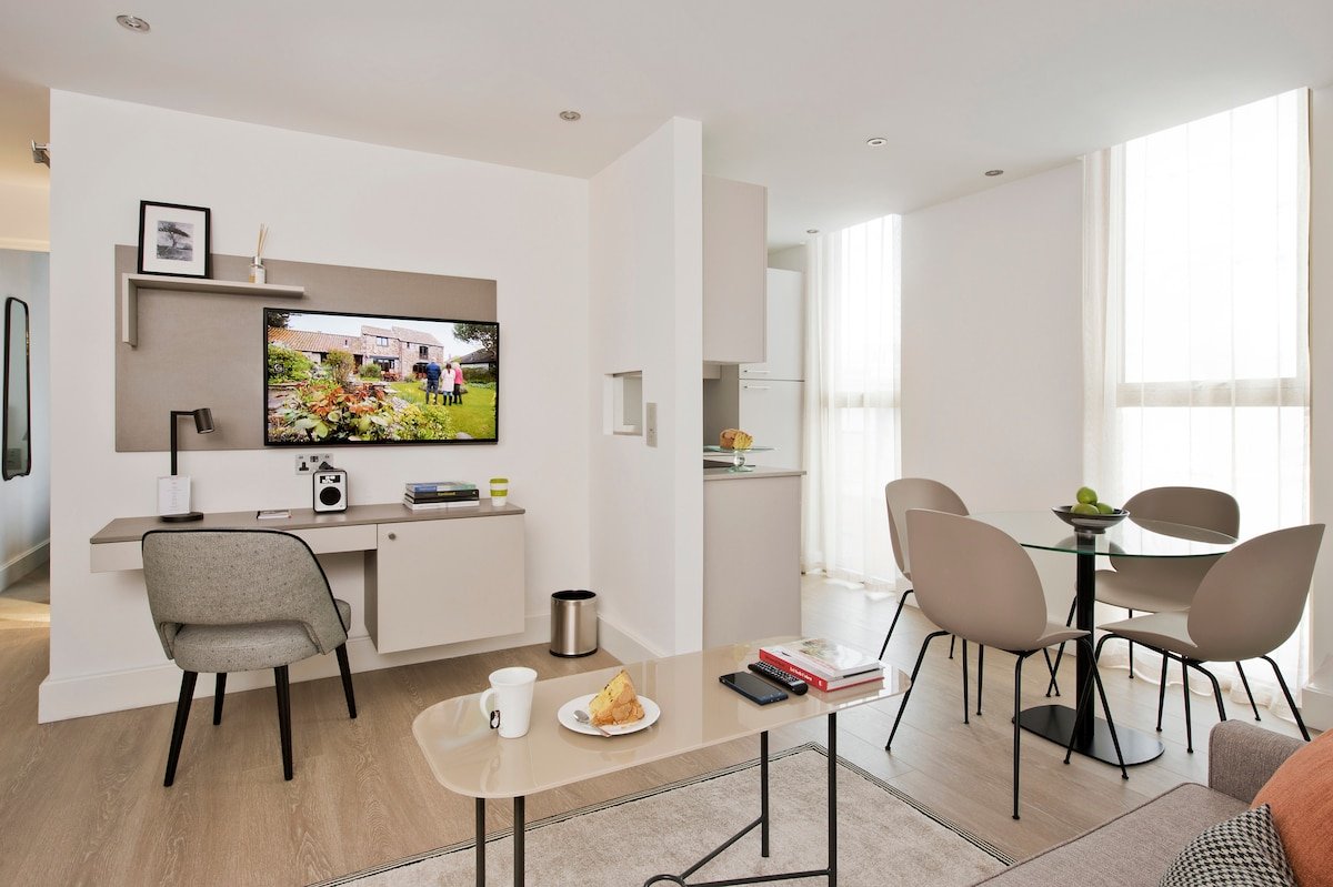 Luxury Two Bed Apartment with Private Terrace gallery image 2