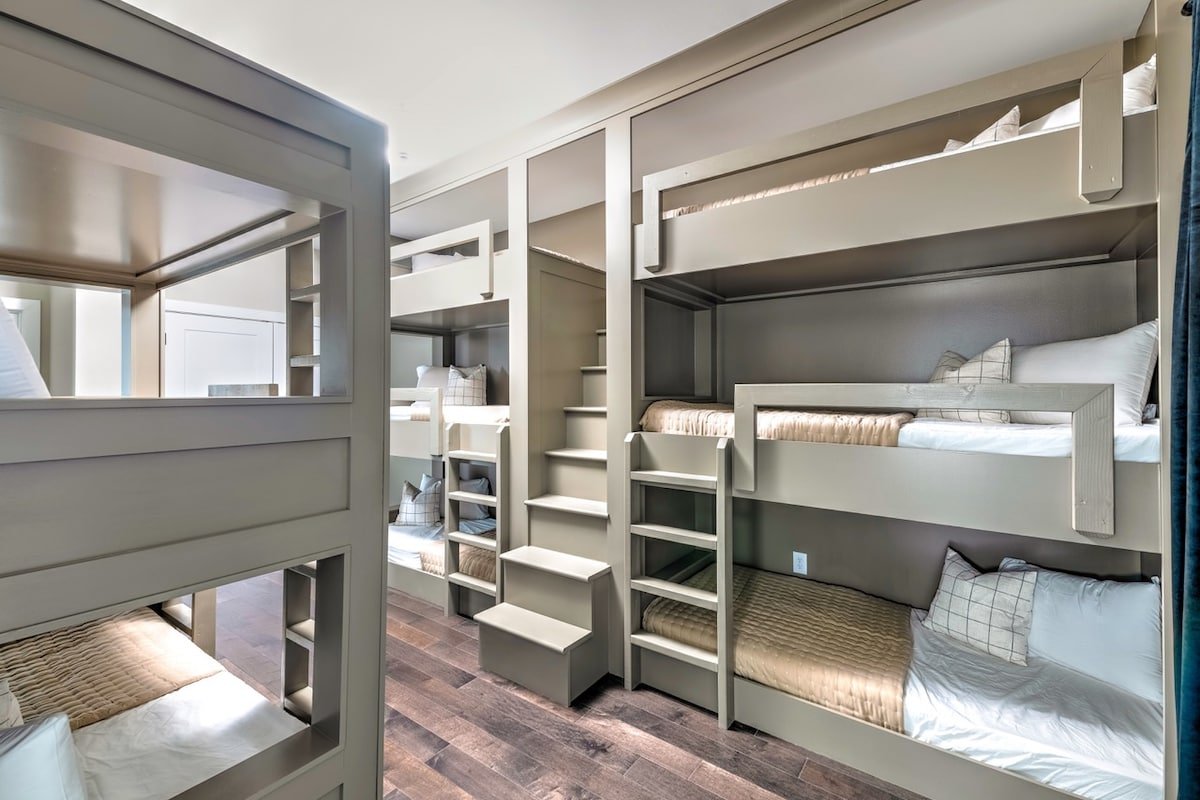 Minutes to Downtown • 17 Beds • Hot Tub • Gameroom gallery image 4