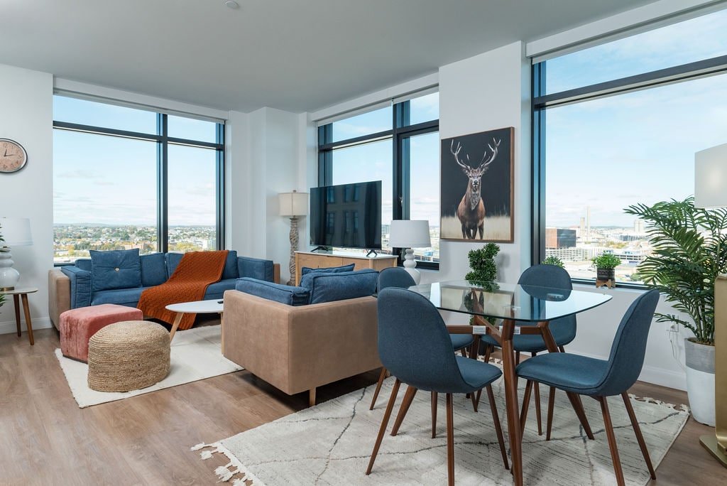 City Skyline w King Bed, Pool Gym Wi-Fi & Parking gallery image 2