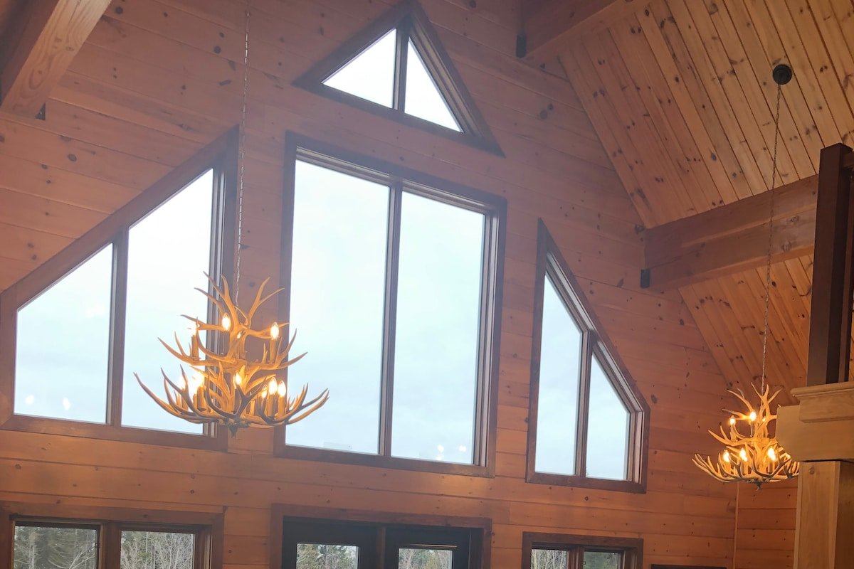 White Tail Ridge – Stunning chalet with Bay view gallery image 3