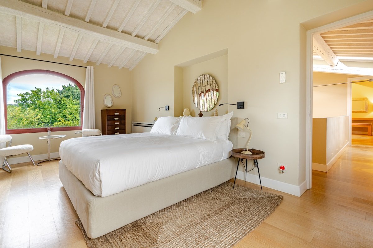 Luxury 8 bed villa near Florence with heated pool gallery image 3