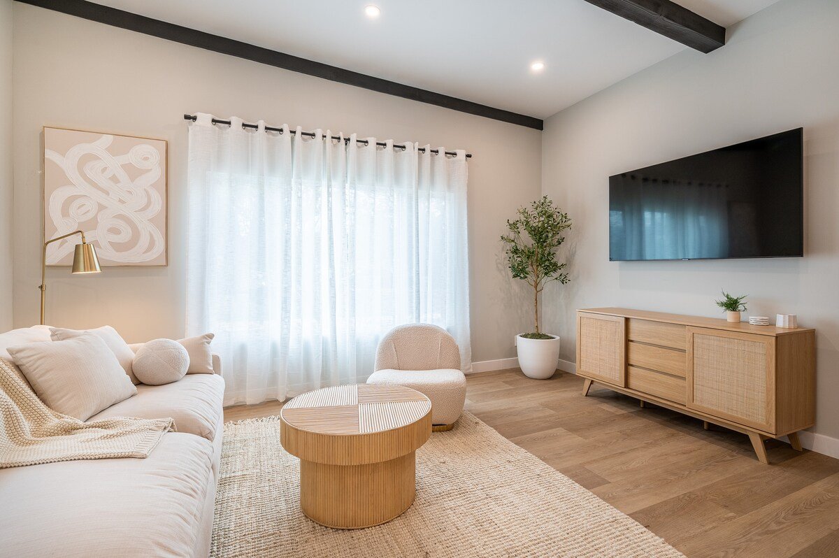 Spacious LA Luxury Retreat By Universal Studios! gallery image 4