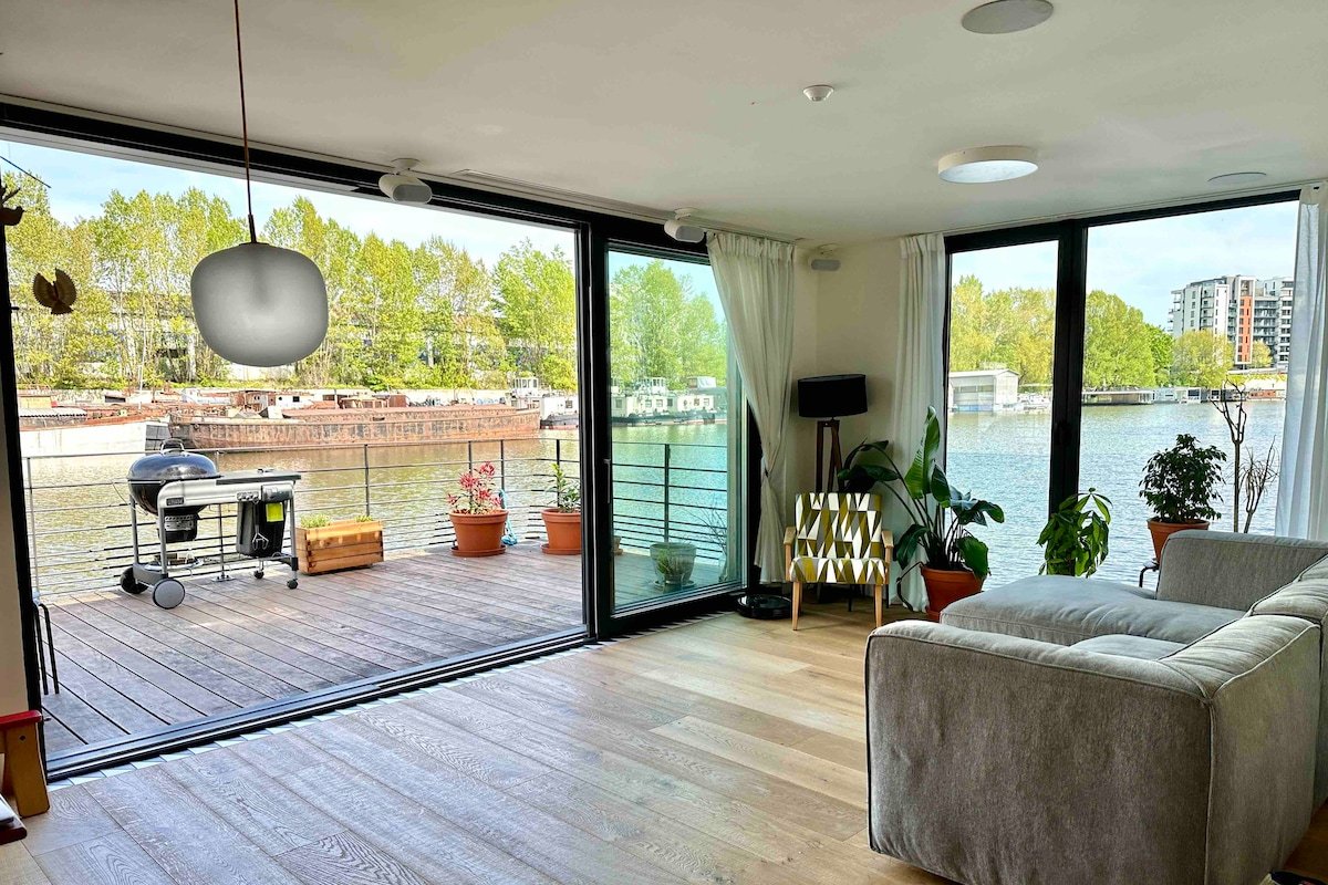 One of the kind Prague Houseboat Experience +BOAT gallery image 2