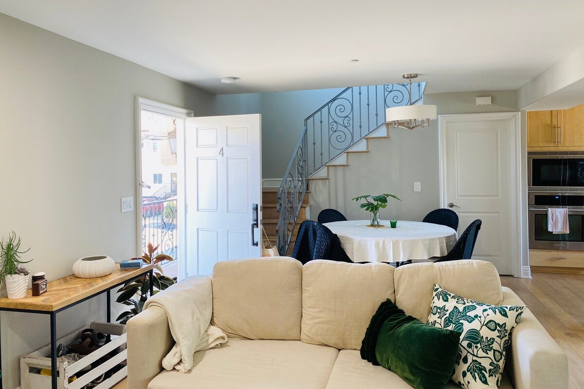 Spacious 3 bedroom, canal, beach, best location! gallery image 3