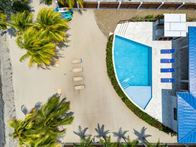 5 Bedroom Beachfront Villa w/ Large Pool & Staff