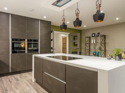 Luxury City Villa w/ Garden & Hot Tub, sleeps 6 -7