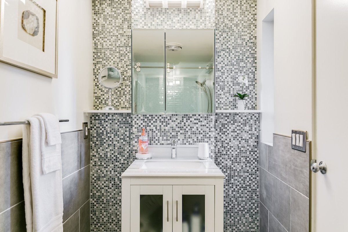 The Shiloh – Hollywood Hills Modern Architectural Star gallery image 3