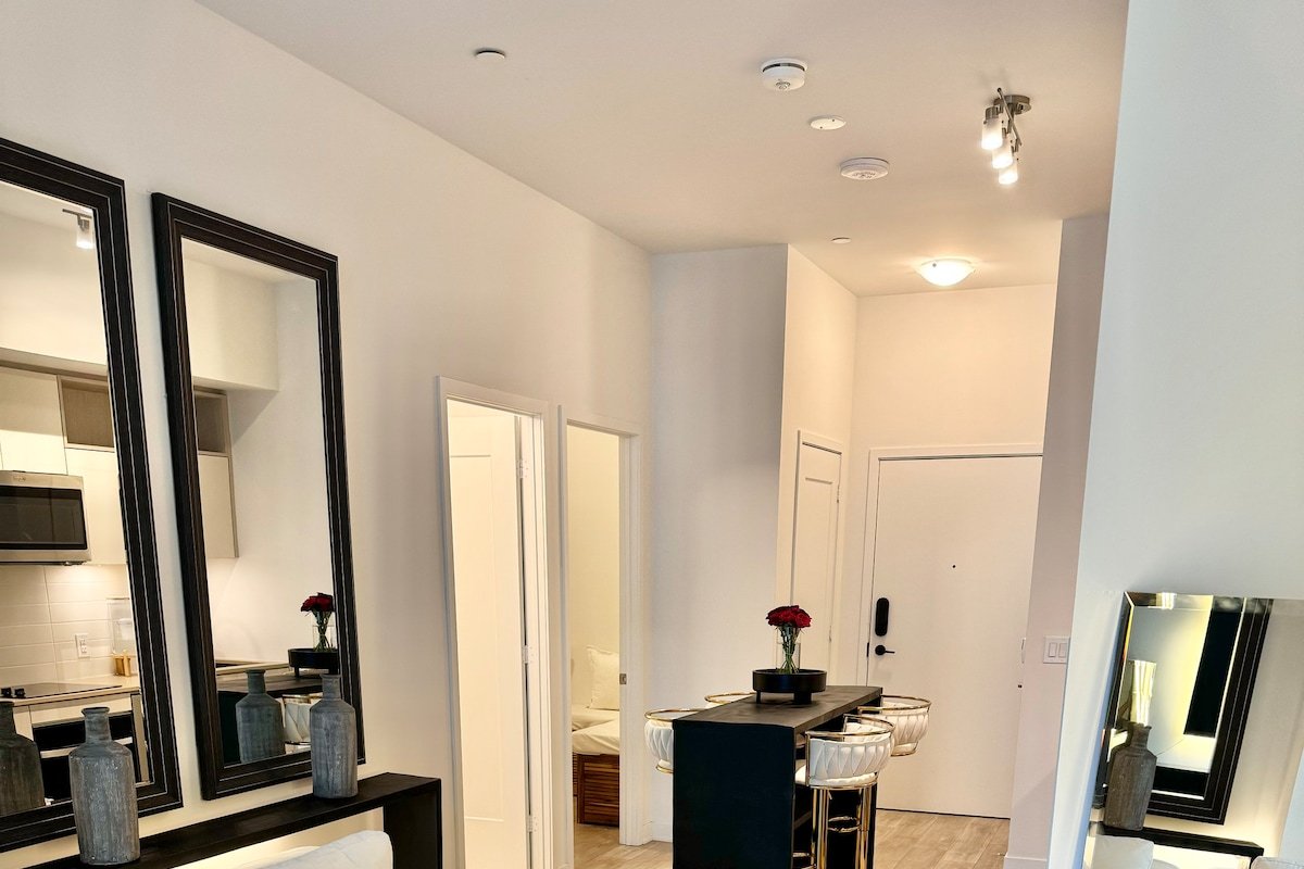 DT Toronto Core Condo | Xmas | 2 Bedroom + 2 Bath gallery image 3