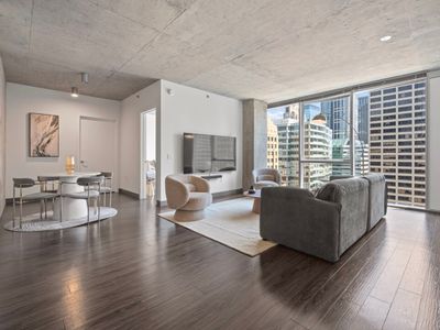 Modern 2BR in The Loop + Panoramic City Views
