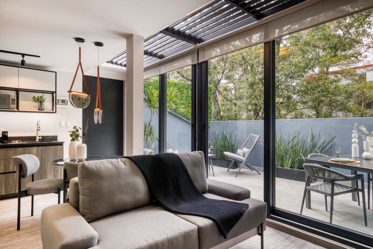 High-End PH w/Pvt Terr | Rooftop+Lux Neighborhood gallery image 3