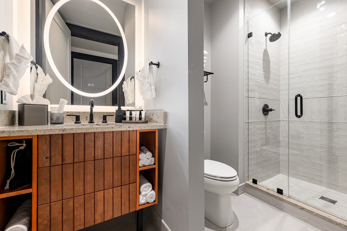 Large 4BR for 14 in Prime Location | Mayfair Hotel gallery image 4