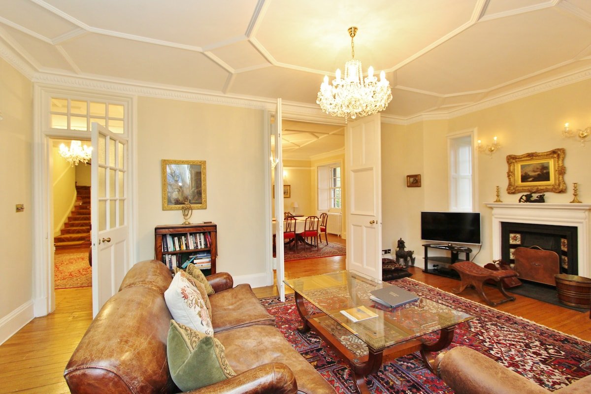 Gorgeous 3-Bedroom Apt Next to Castle & Royal Mile gallery image 2