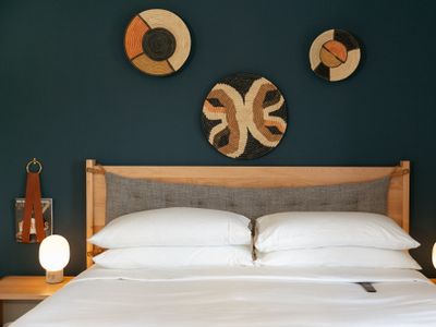 2BR Suite: Walk Downtown, Full Kitchen & Living