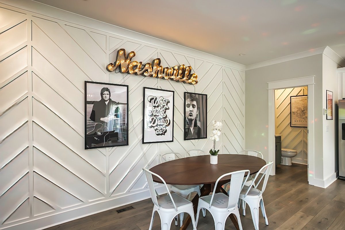 Massive Double Home | A Celebration w/ 23 Beds gallery image 4