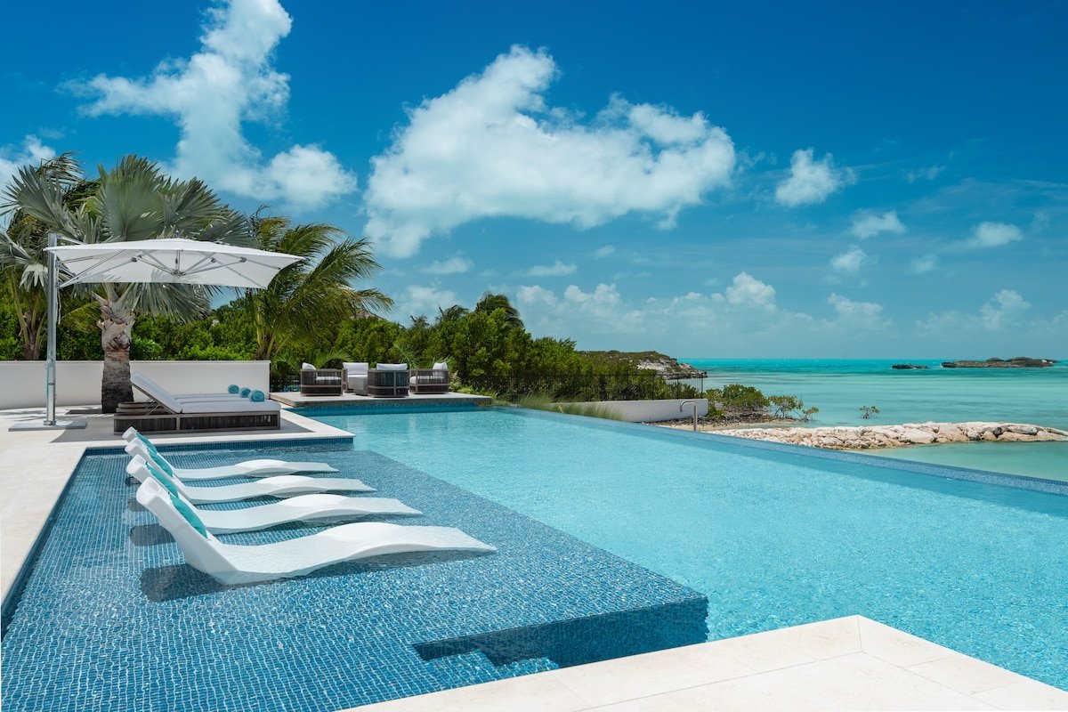 Emerald Bay – Modern Villa with Private Beach gallery image 3