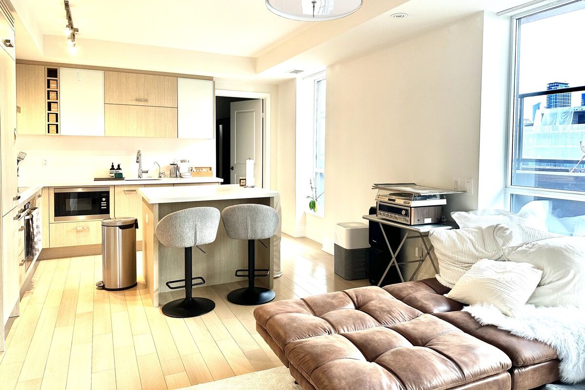 Cosy Designer Apartment with CN Tower View 2BR/1D gallery image 4