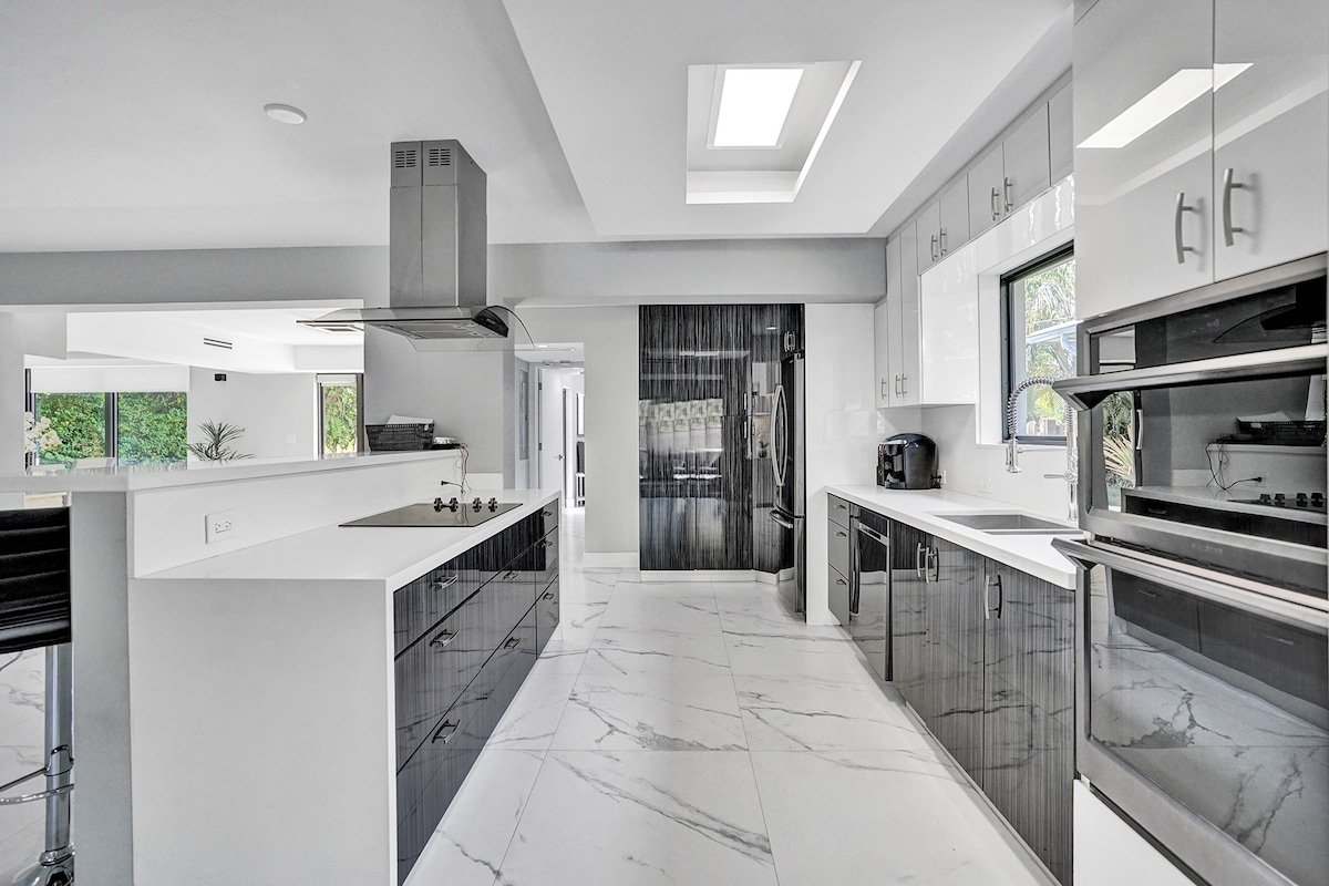 Modern Oasis, 1 mile to beach heated pool gallery image 3