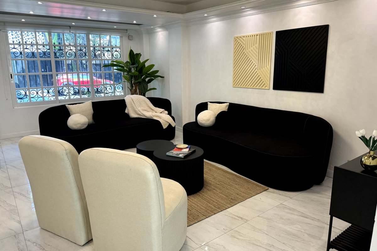 ¡Spectacular Crystal House! -7BR upscale.