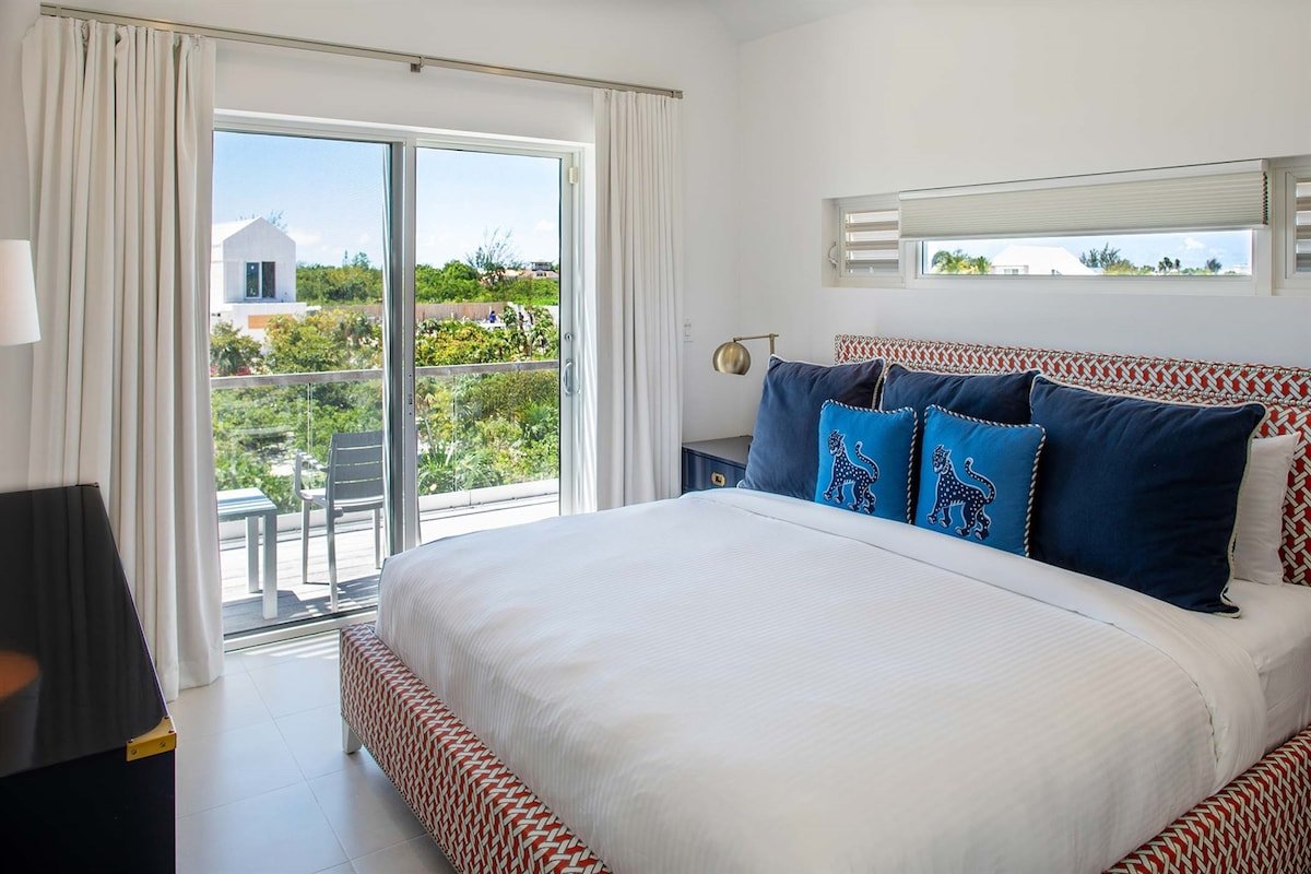 Second Chances: Spacious Villa w/Pool, Near Beach gallery image 3